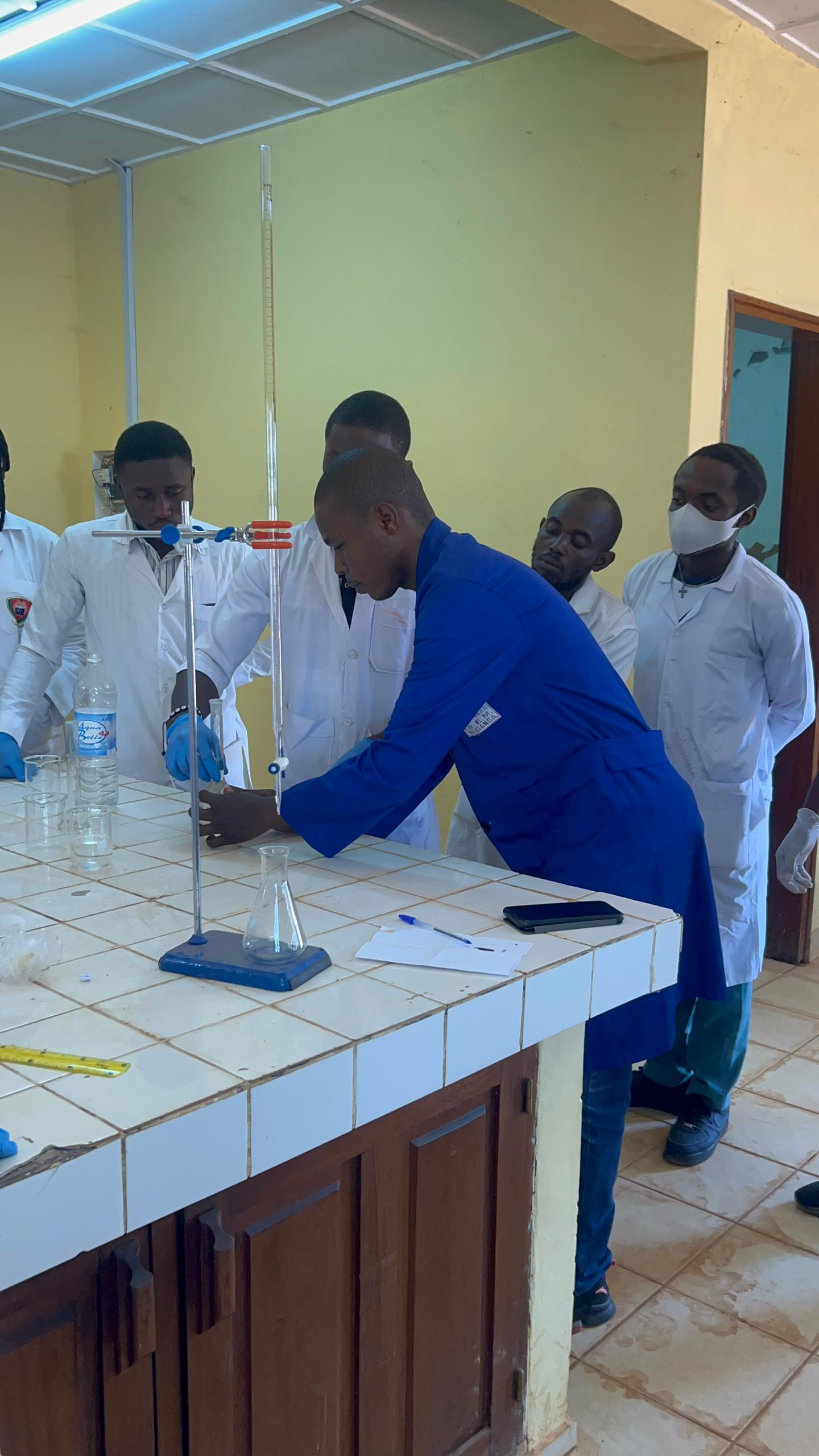 Extraction de la bauxite par les étudiants membres du Club Génie Minier