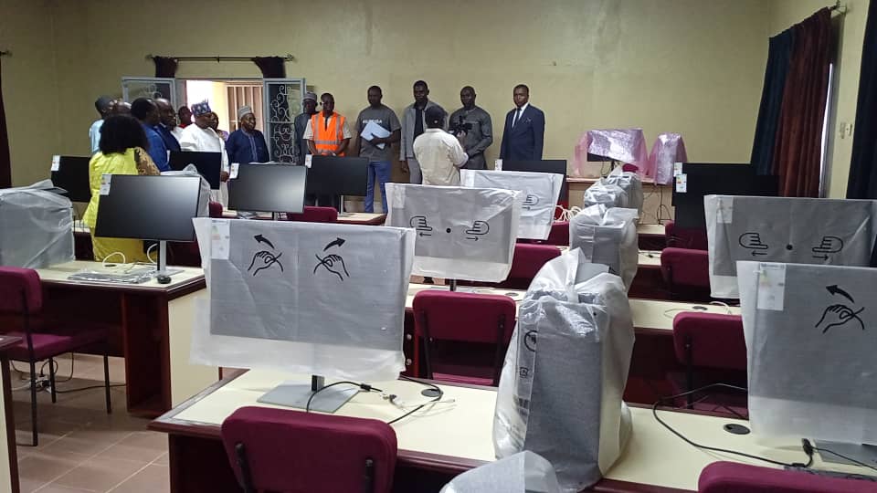 Visite du Laboratoire d'Informatique et de Géoscience Pétrolière par Monsieur Le Recteur de L'université de Ngaoundéré